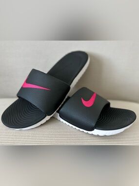 Nike Women’s Kawa Slide in the Black/Vivid Pink size 9